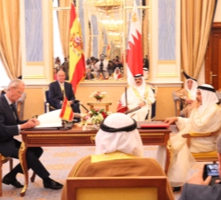 Su Majestad el Rey durante la firma de acuerdos entre los ministros de Defensa de España y Bahrein